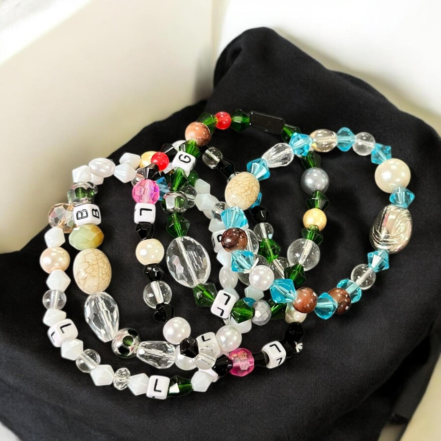 12 Pulseras Letras y Pedreria $3.9 c/u