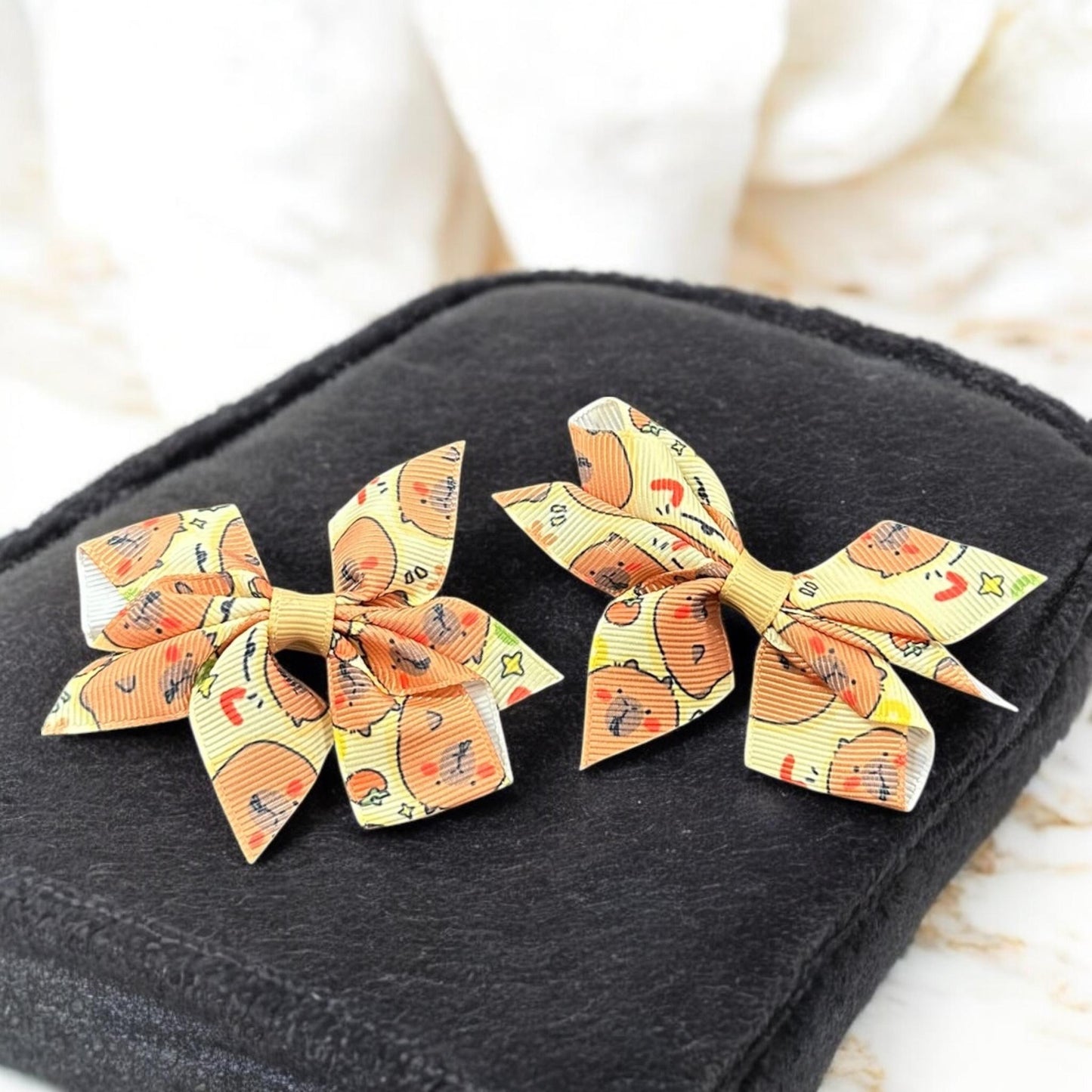 12 Pares de Moñitos Capibaras Decorados $7 c/u