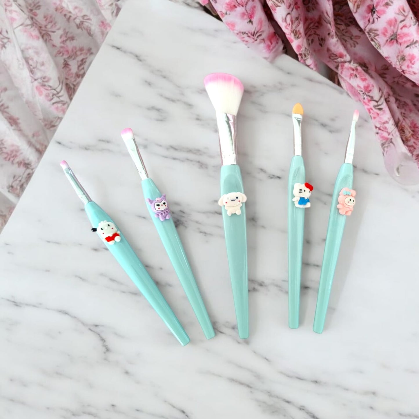 12 sets 5 Brochas Sanrio para Maquillarse $29.25 c/u