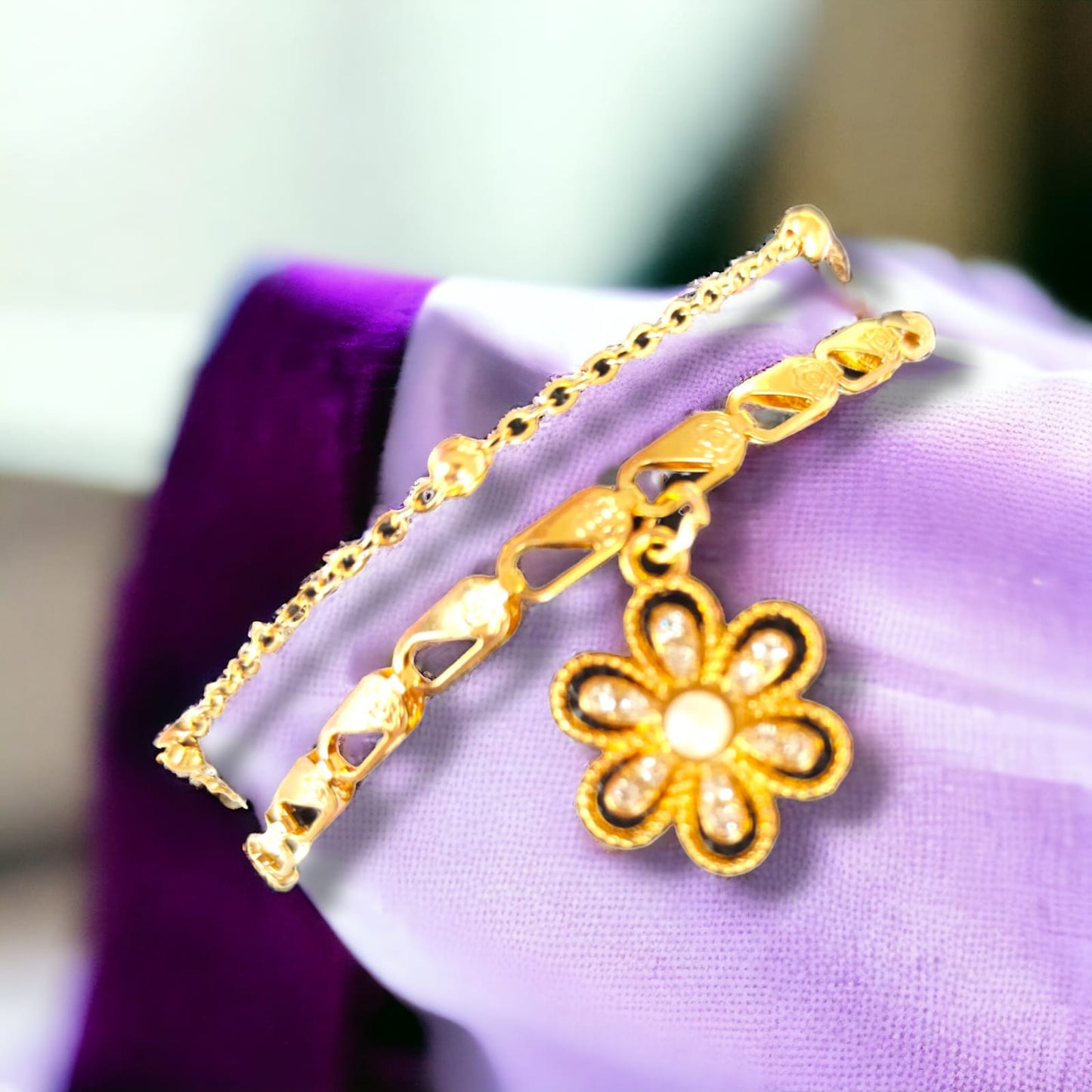 12 Pulseras doradas con dije $6.80 c/u