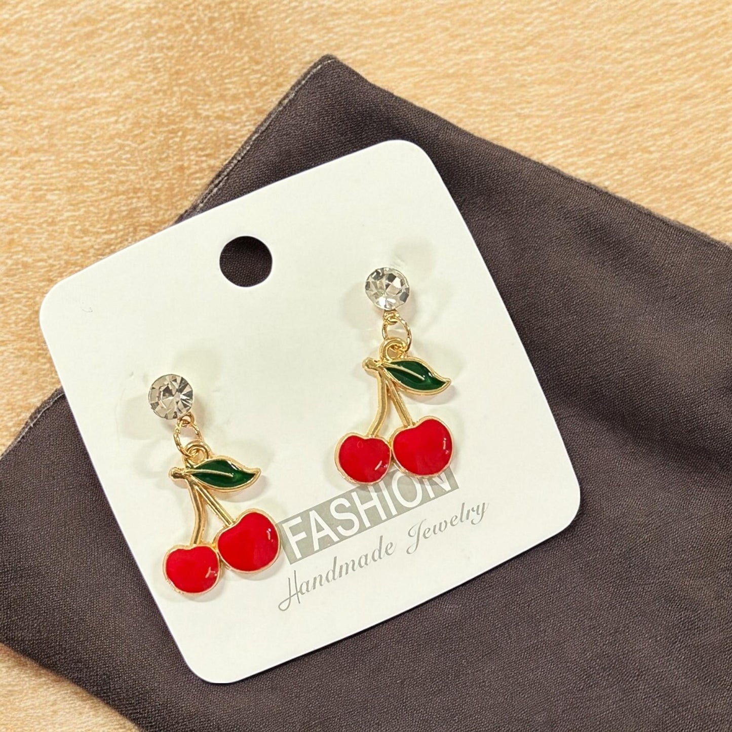 12 Aretes Cerezas/Fresas con Pedreria $5.9 c/u