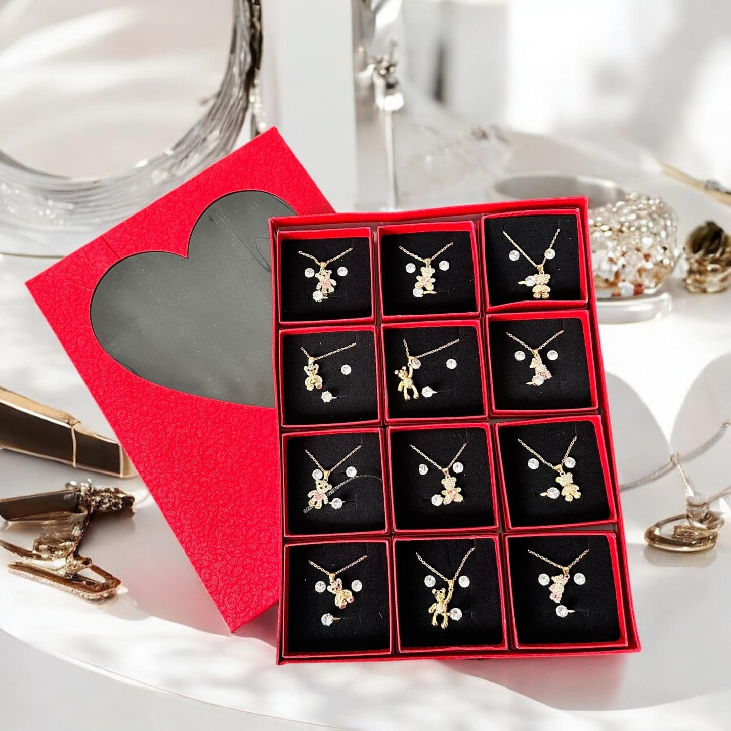 12 Cajas de Accesorios, Collar Anillo y Aretes Dorados $21 c/u