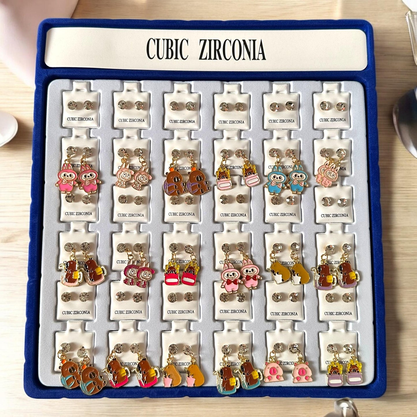 36 Aretes Colgantes Labubus/Capibaras "Zirconia" $5.5 c/u