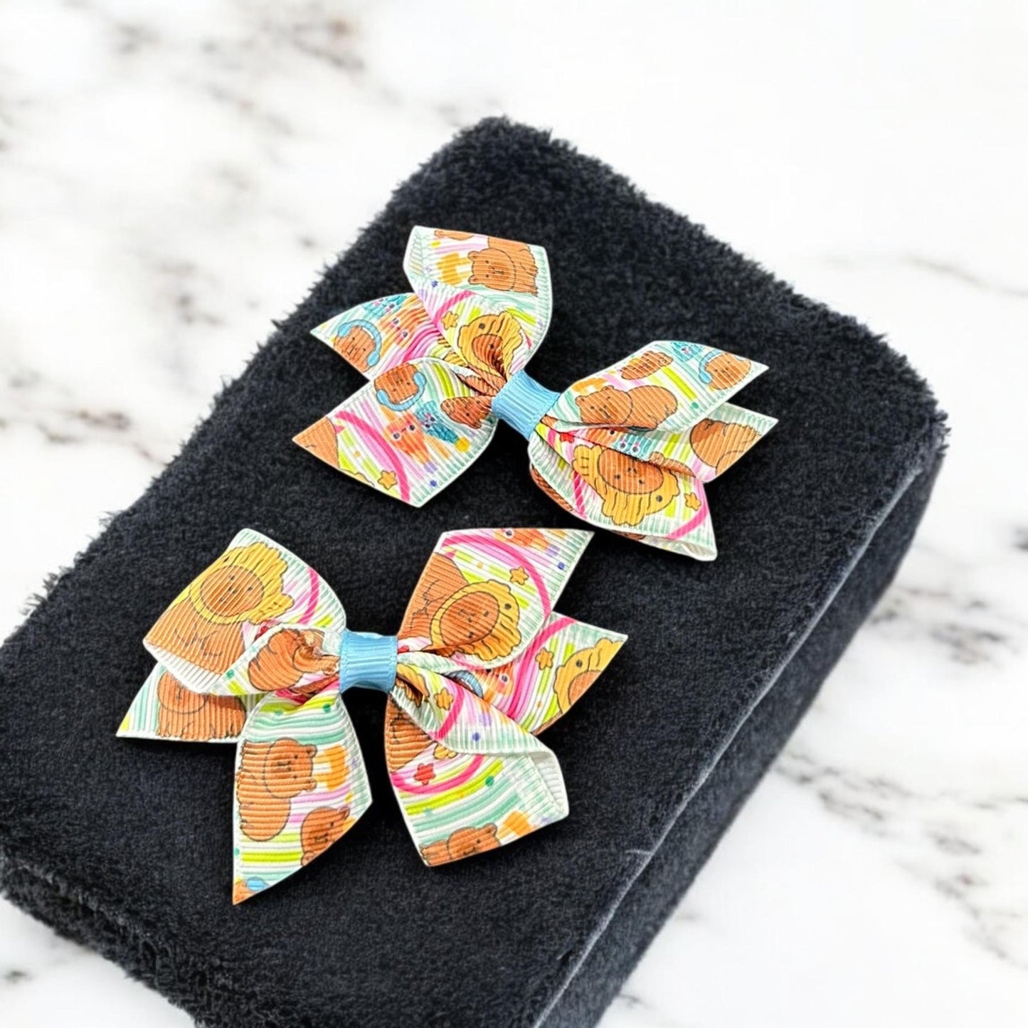 12 Pares de Moñitos Capibaras Decorados $7 c/u