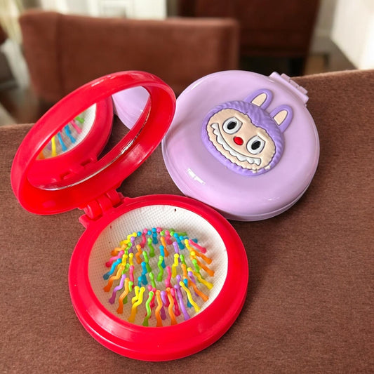 12 Cepillos de Bolsillo con Espejo Labubu/Capibara $13.7 c/u