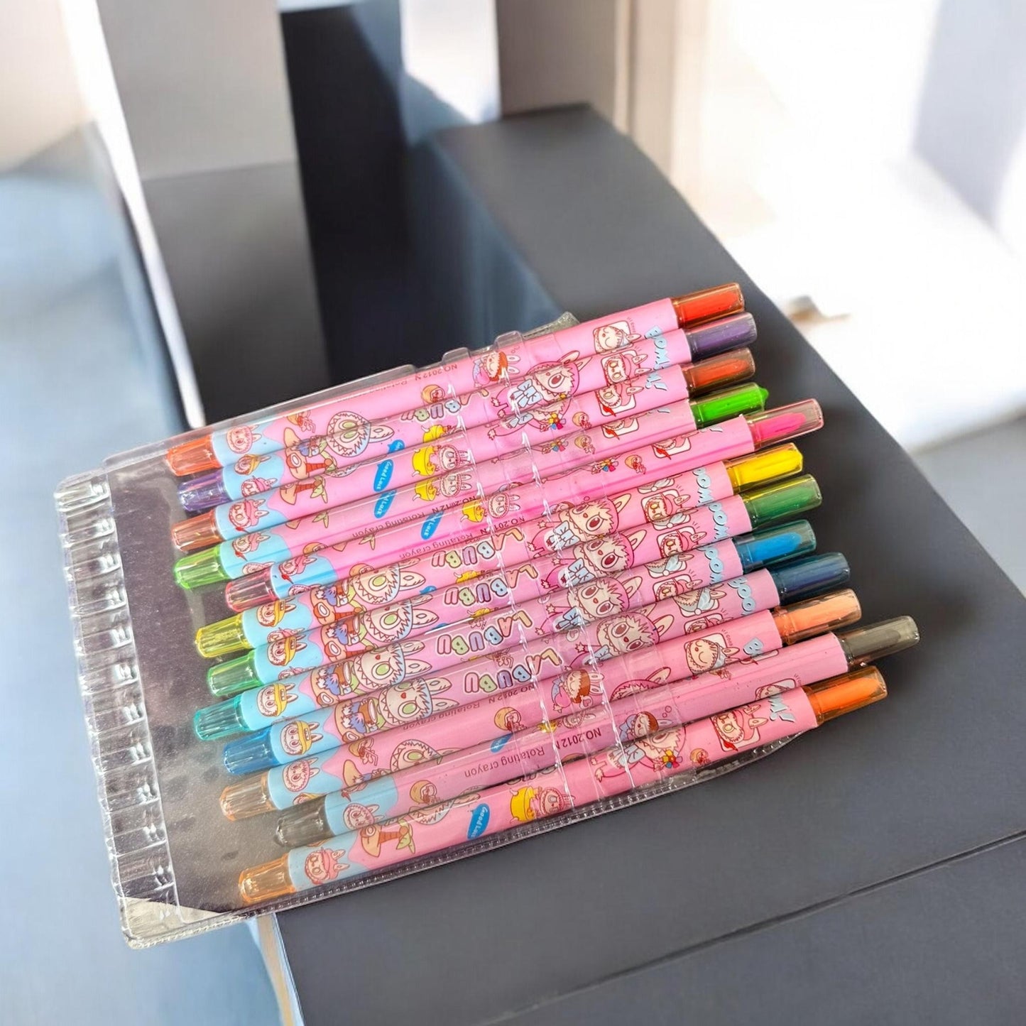 12 Crayones Labubus de Colores Rectactiles $5 c/u