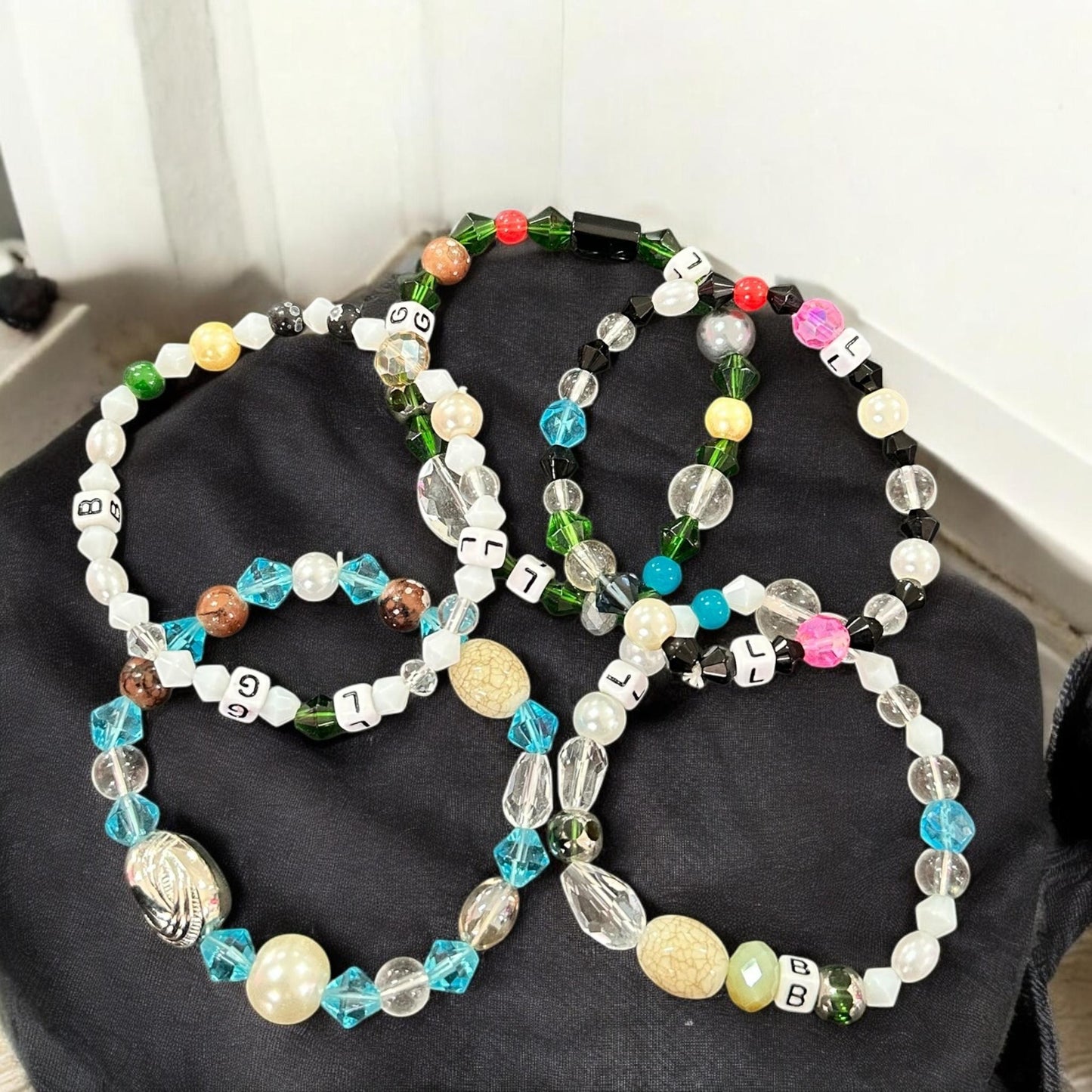 12 Pulseras Letras y Pedreria $3.9 c/u