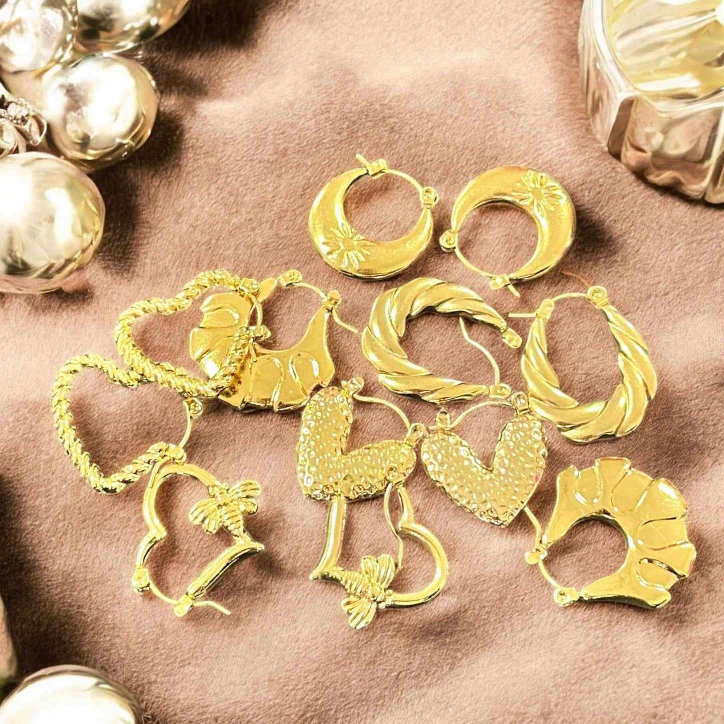 12 Pares de Aretes Dorados Figuras Acero $14 c/u