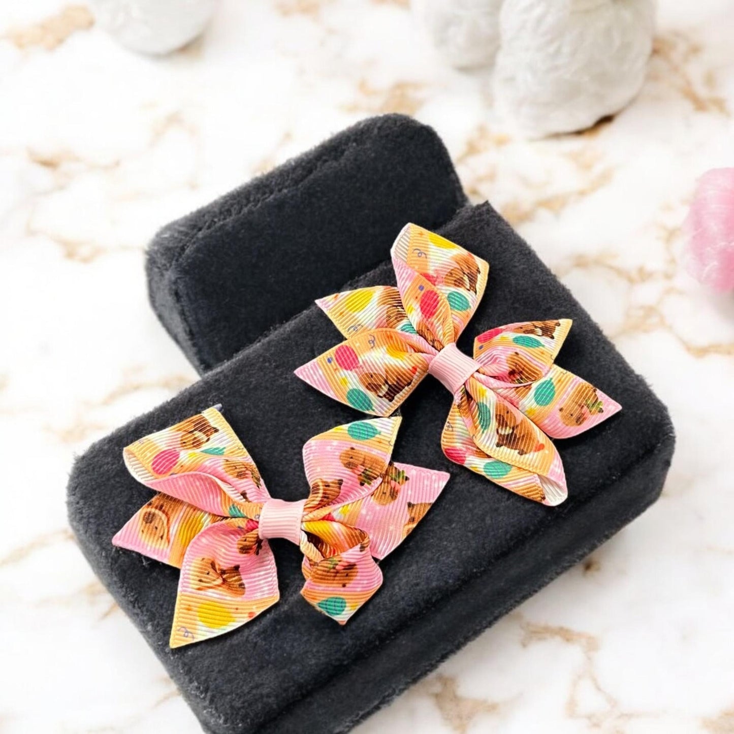 12 Pares de Moñitos Capibaras Decorados $7 c/u