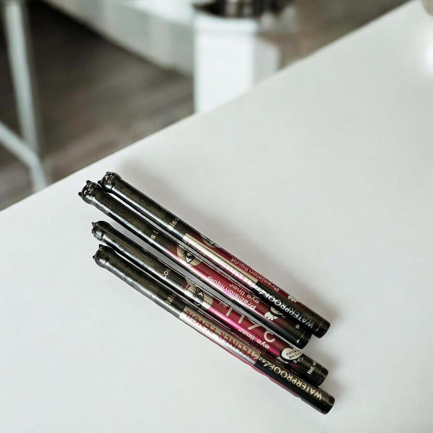 24 Delineadores Gatito para Ojos 36H $7 c/u