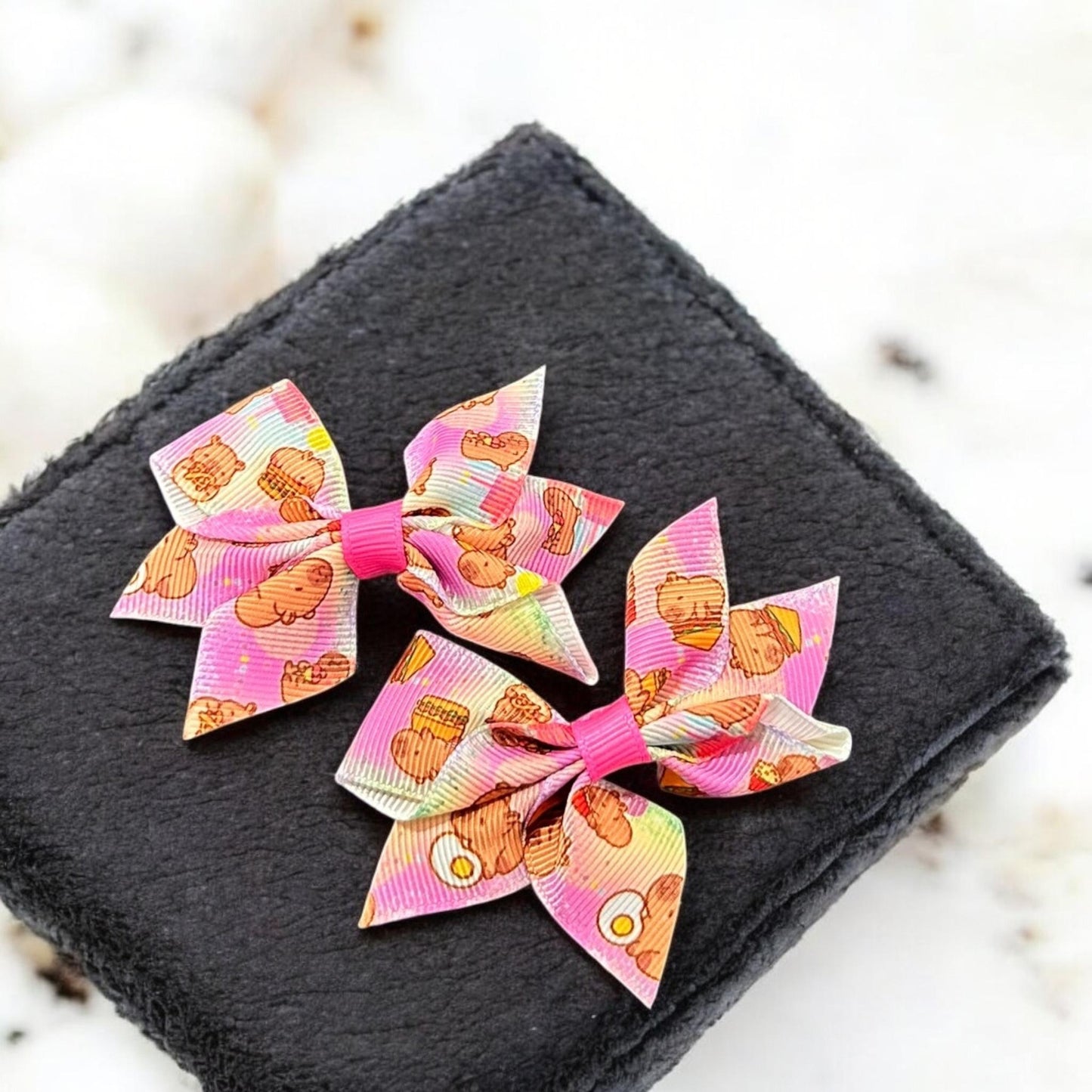 12 Pares de Moñitos Capibaras Decorados $7 c/u