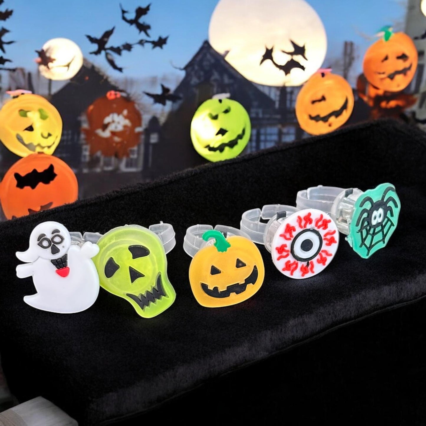 50 Anillos Halloween con figuras $2.52 c/u