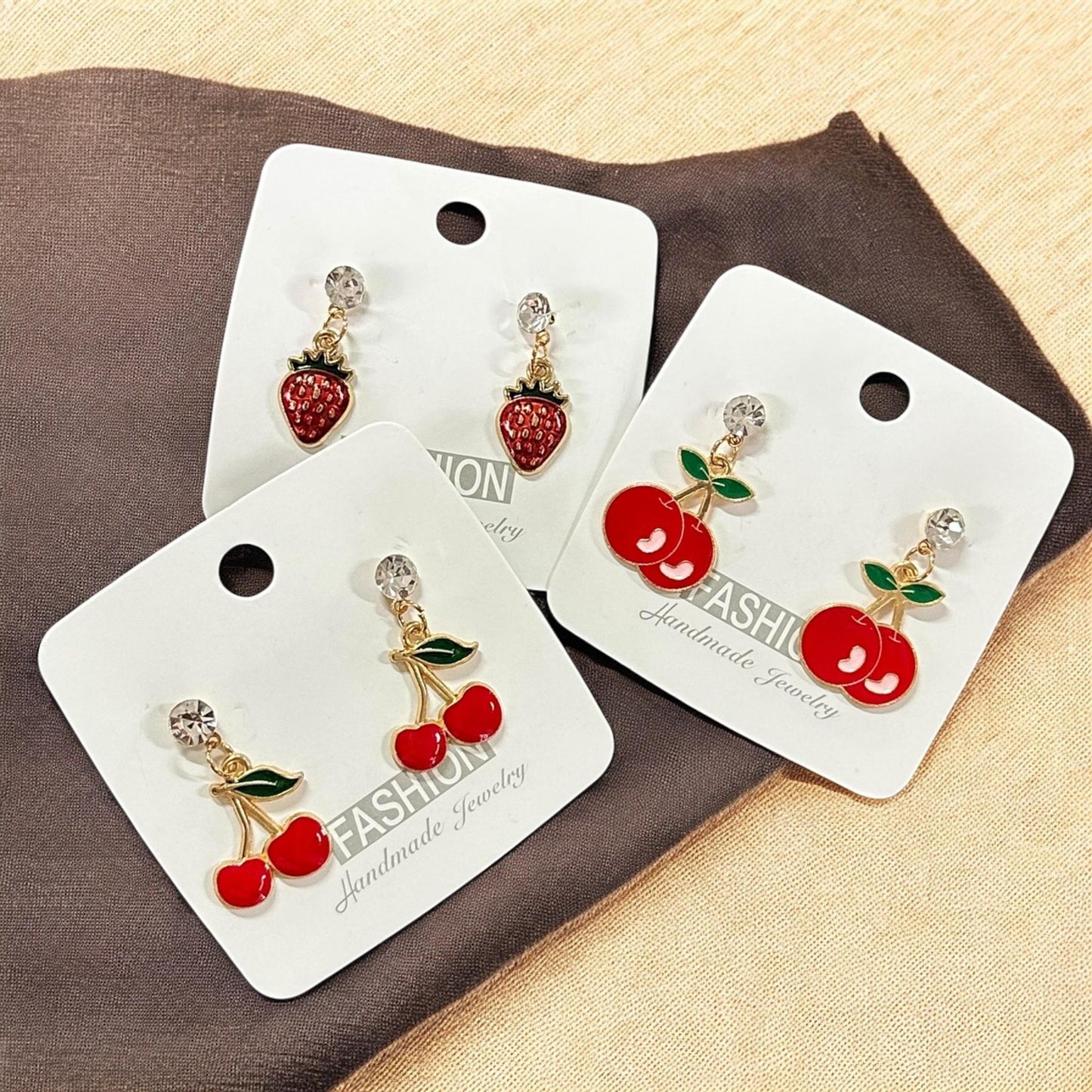 12 Aretes Cerezas/Fresas con Pedreria $5.9 c/u
