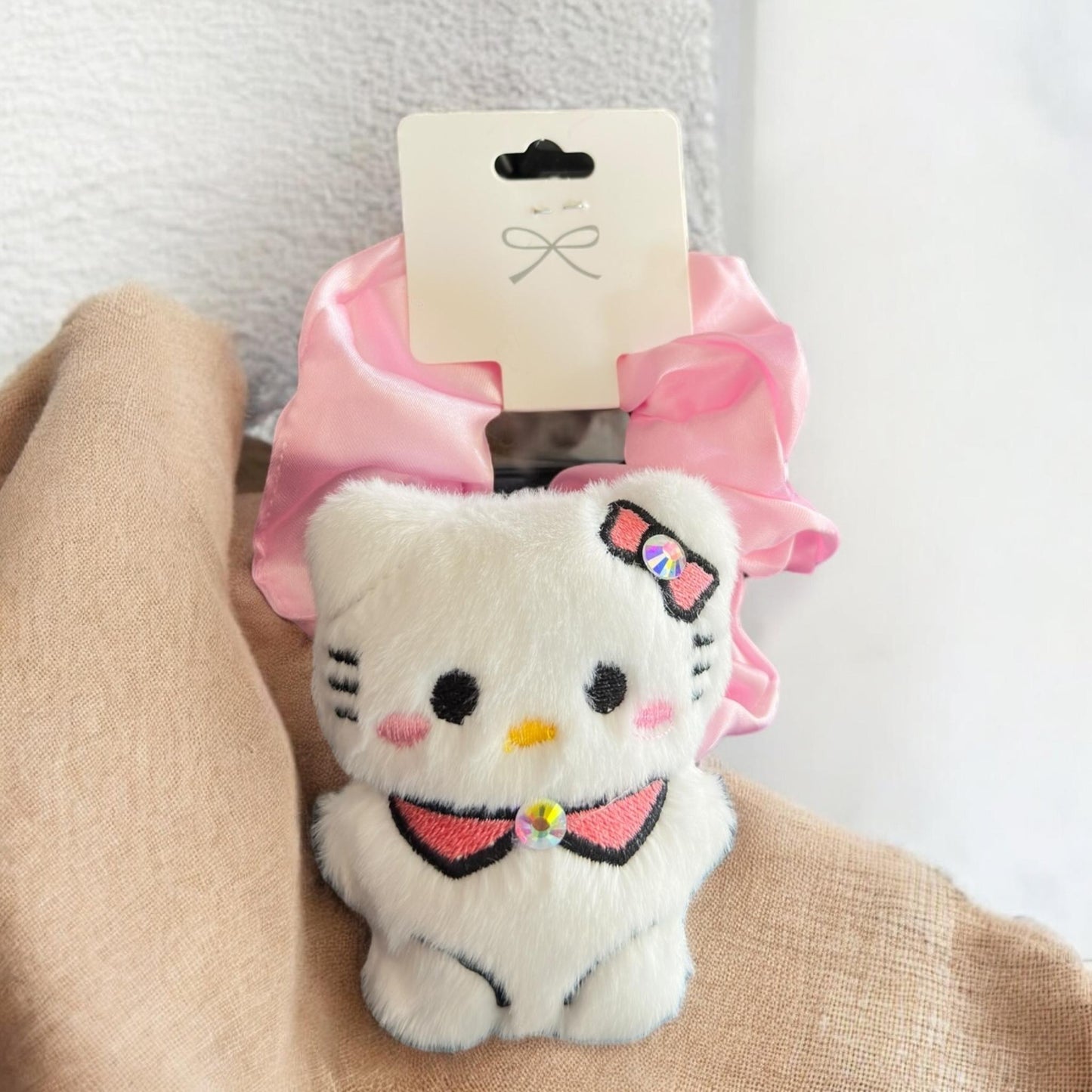 12 Scrunchie Satin Sanrio con Peluche $15.75 c/u