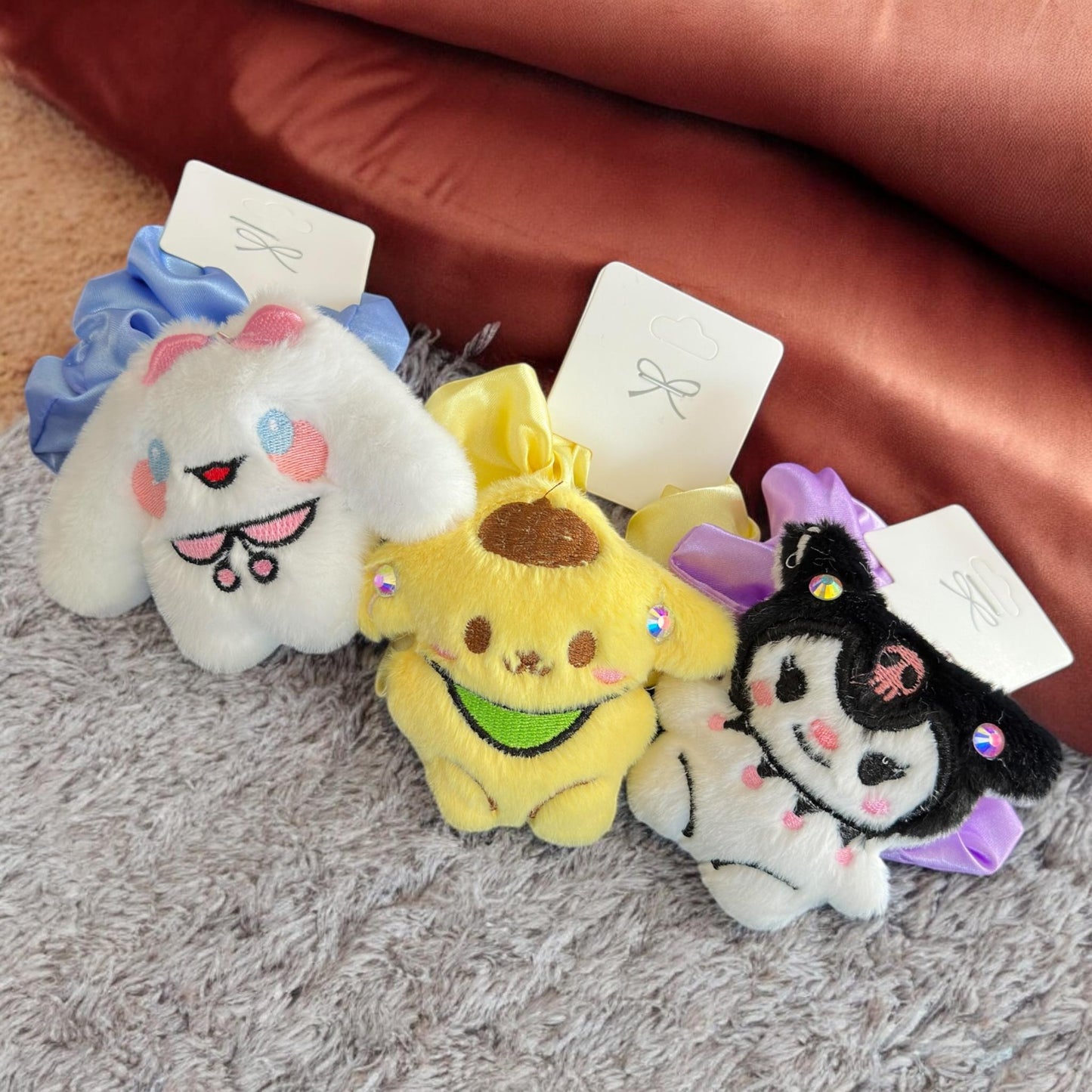12 Scrunchie Satin Sanrio con Peluche $15.75 c/u