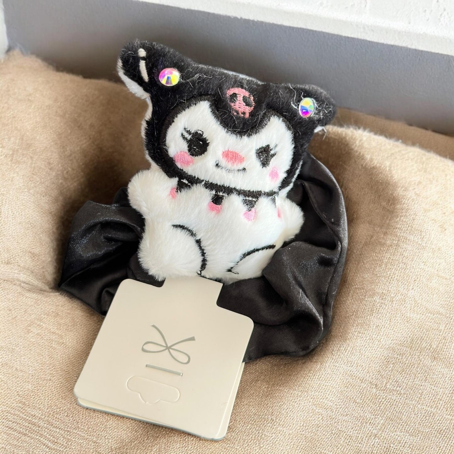 12 Scrunchie Satin Sanrio con Peluche $15.75 c/u