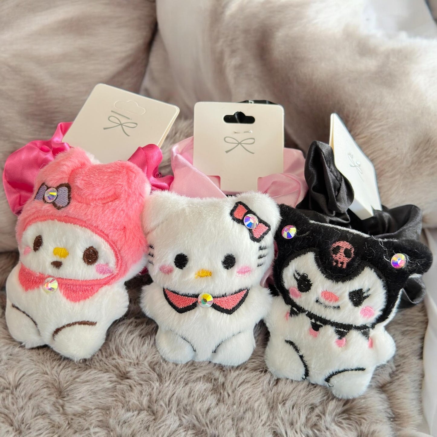 12 Scrunchie Satin Sanrio con Peluche $15.75 c/u