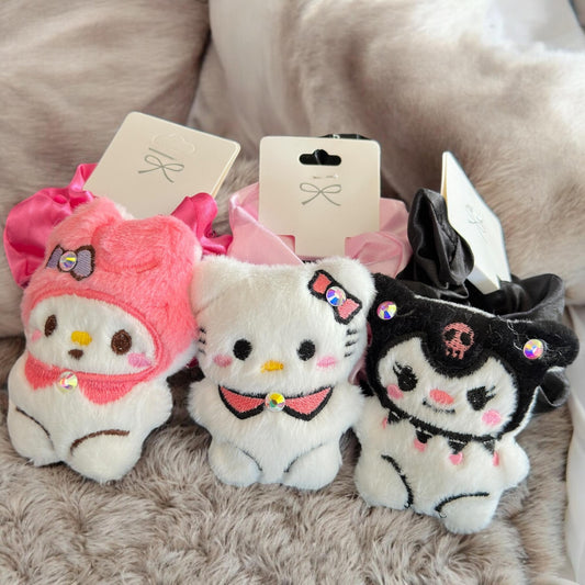 12 Scrunchie Satin Sanrio con Peluche $15.75 c/u