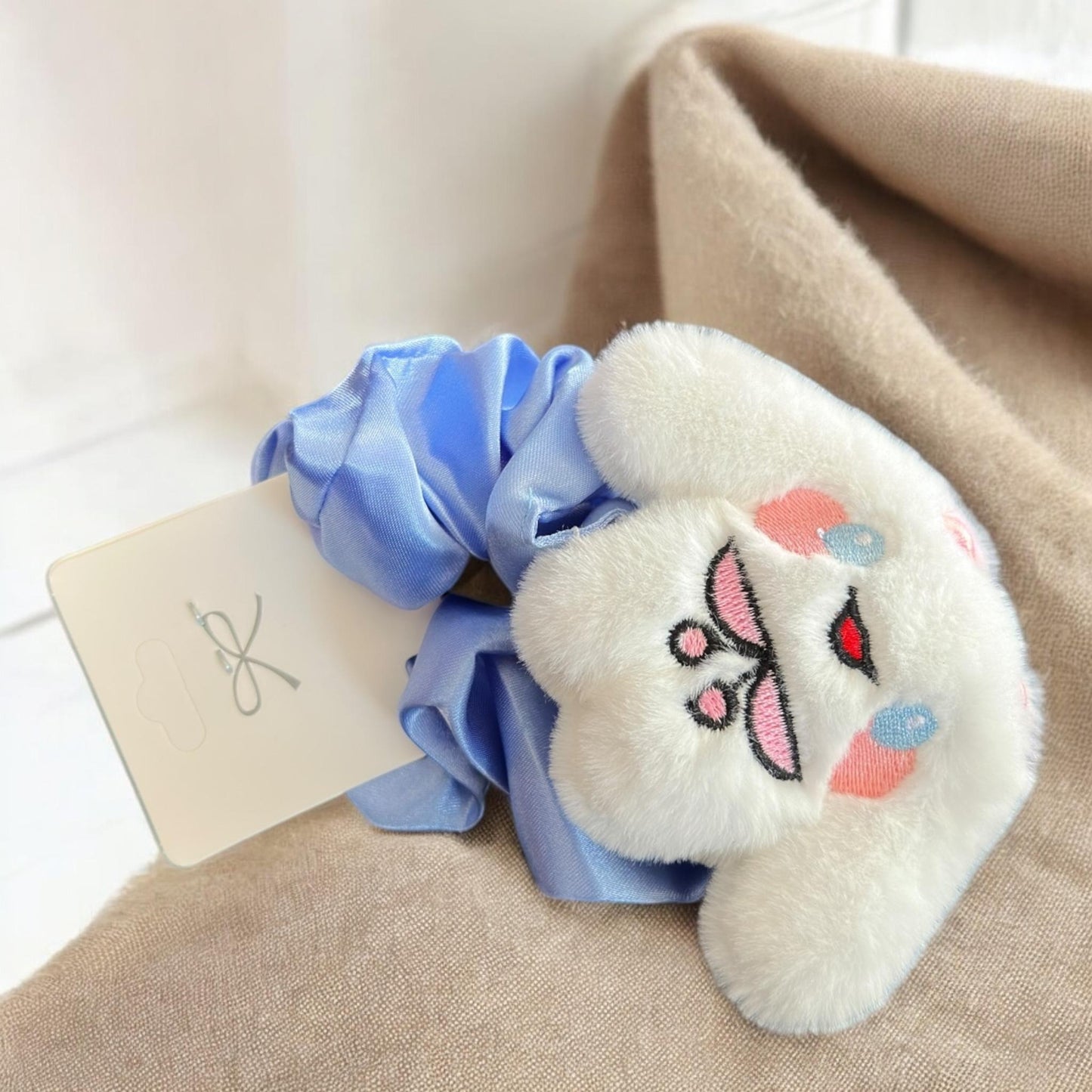 12 Scrunchie Satin Sanrio con Peluche $15.75 c/u