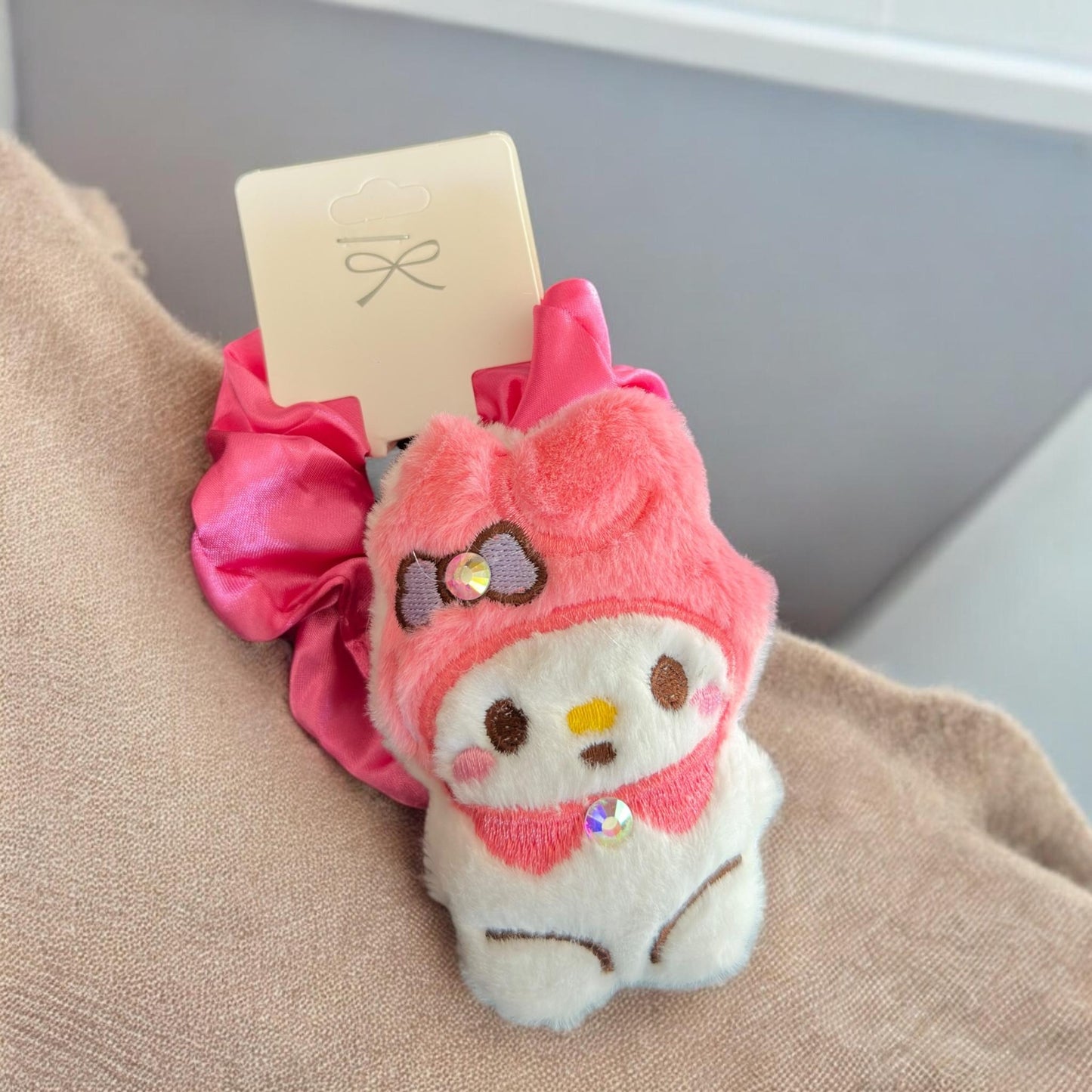 12 Scrunchie Satin Sanrio con Peluche $15.75 c/u