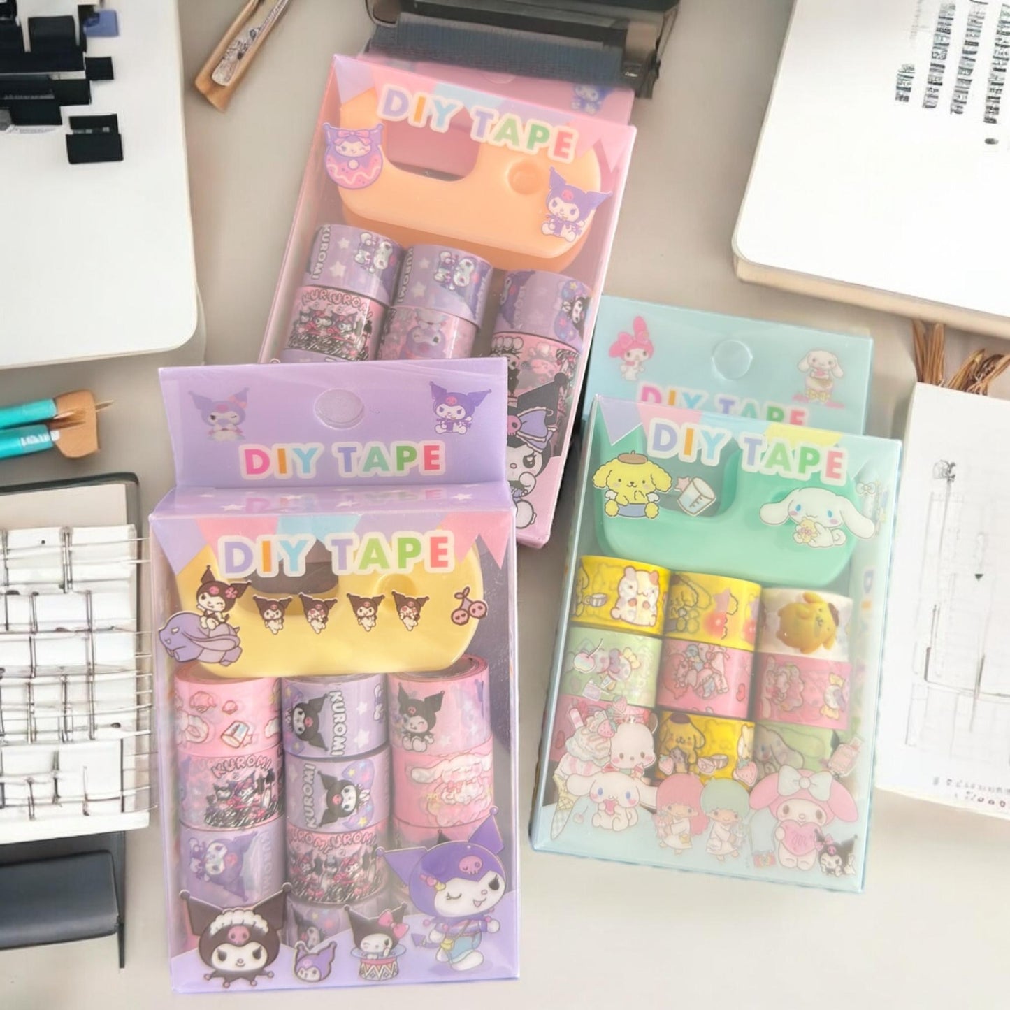 12 Cajitas con 12 Cintas Sanrio Adeshiva y una base $19.5 c/u