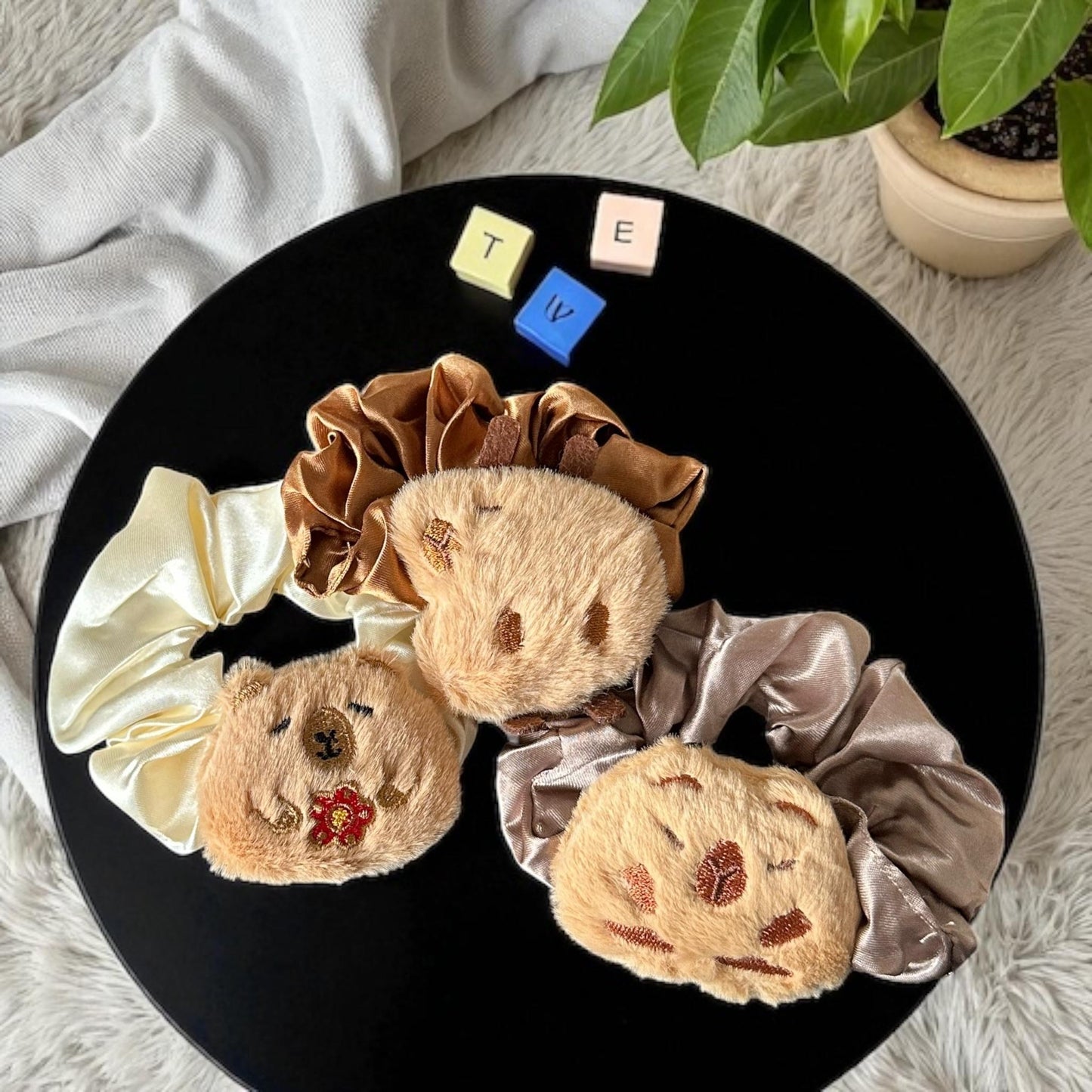 12 Scrunchies Capibaras Cebecitas Satin $10.5 c/u