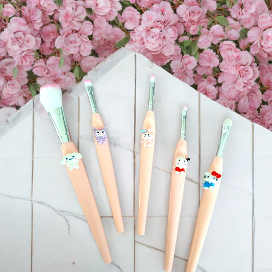 12 sets 5 Brochas Sanrio para Maquillarse $29.25 c/u