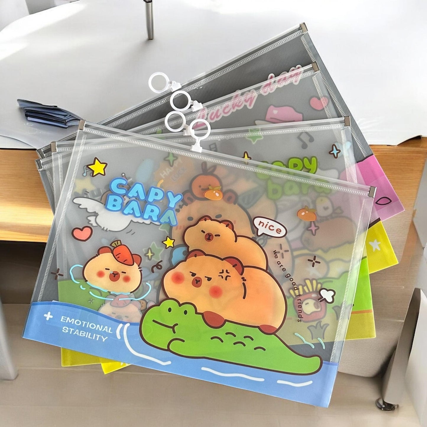 12 Folders Capibaras con Abre Facil $8.9 c/u