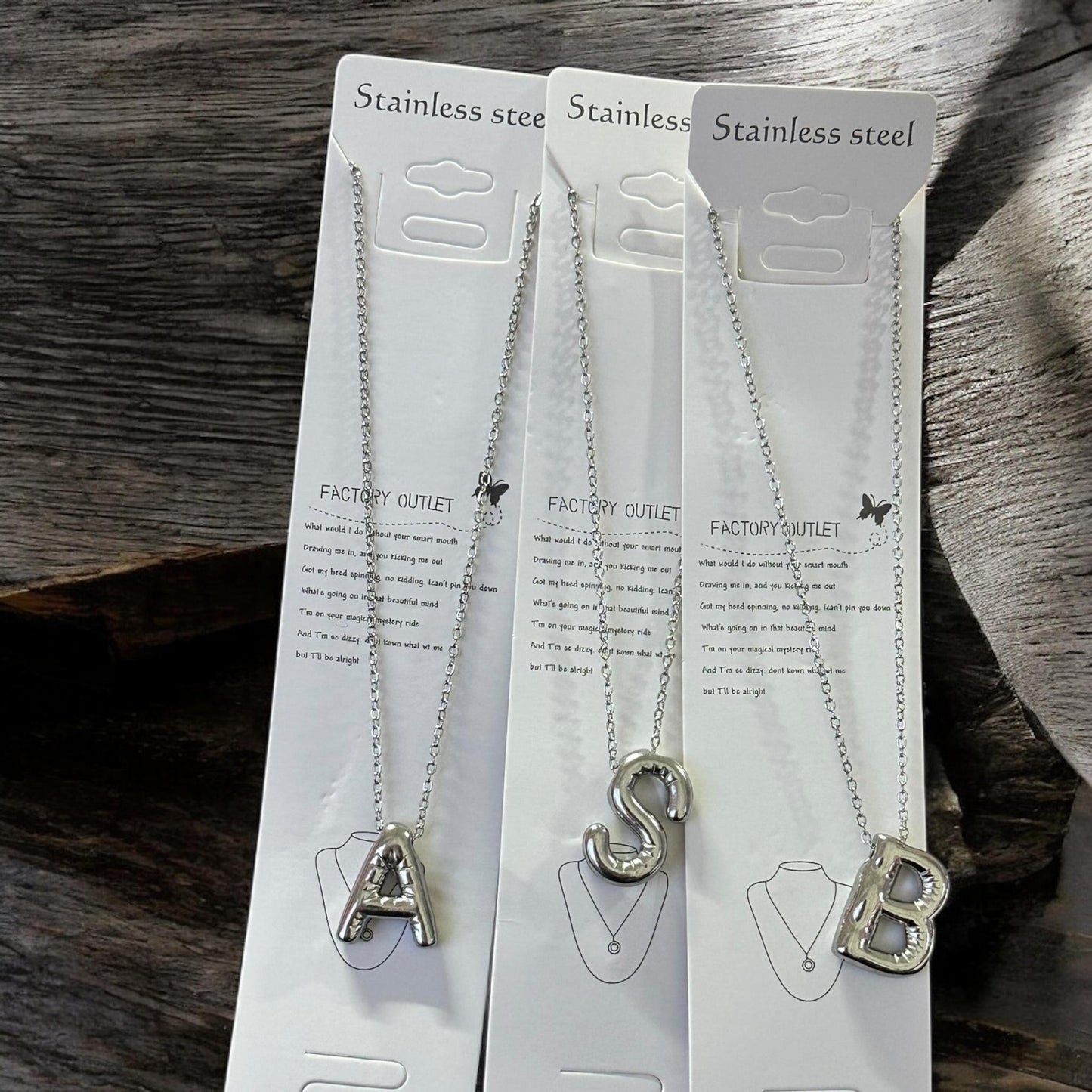 12 Collares Letras Dije Dorado/Plateado $18 c/u (Acero inoxidable)