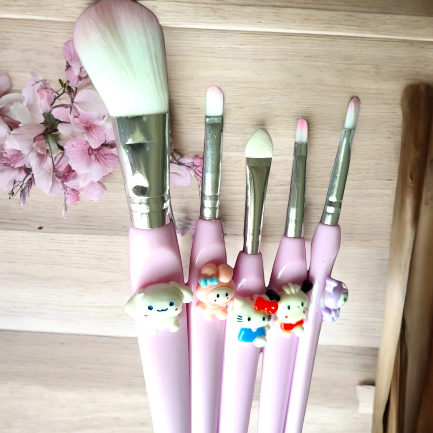 12 sets 5 Brochas Sanrio para Maquillarse $29.25 c/u