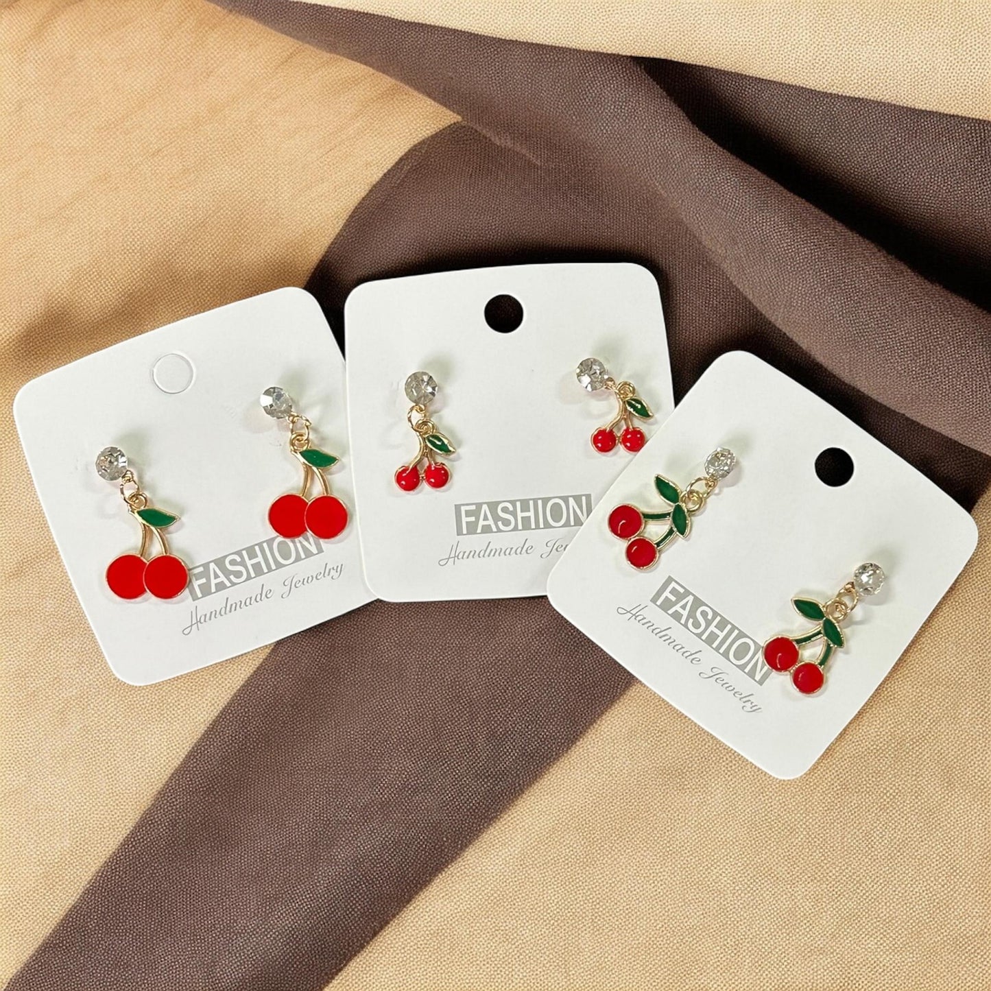 12 Aretes Cerezas/Fresas con Pedreria $5.9 c/u