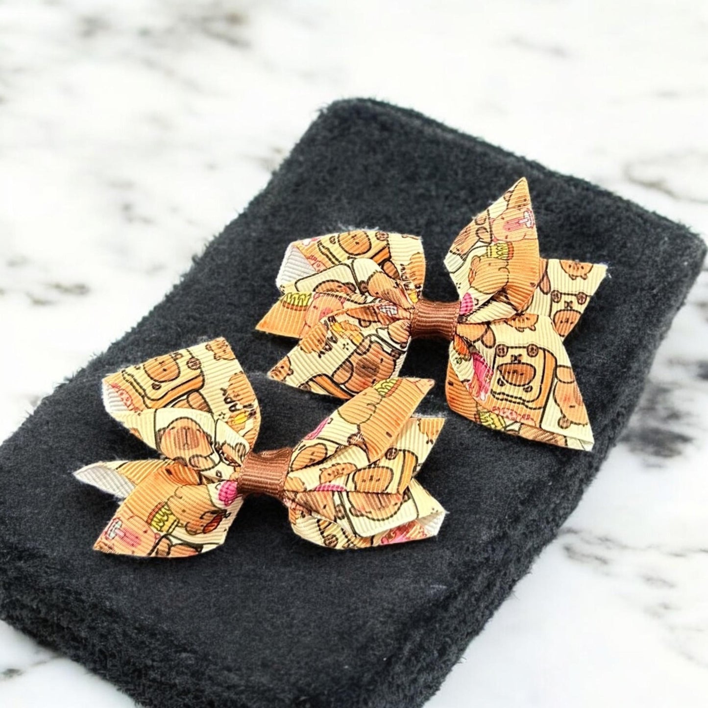 12 Pares de Moñitos Capibaras Decorados $7 c/u