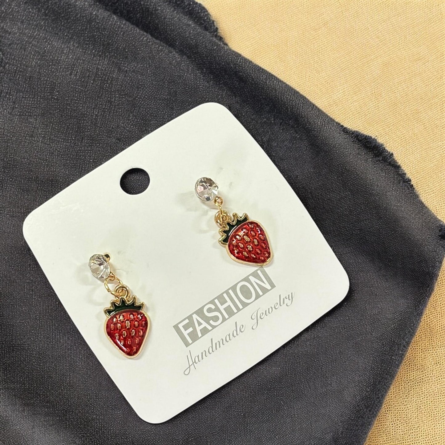 12 Aretes Cerezas/Fresas con Pedreria $5.9 c/u
